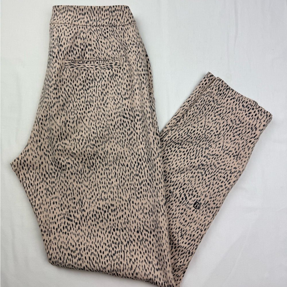 Lululemon Step Lively Crop pants in the Dottie‎ Dash Grain Black